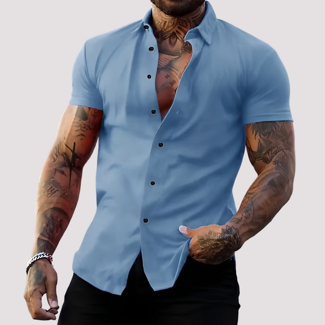 Detalhe da textura respirável da camisa masculina slim fit manga curta, garantindo conforto e estilo moderno no verão.