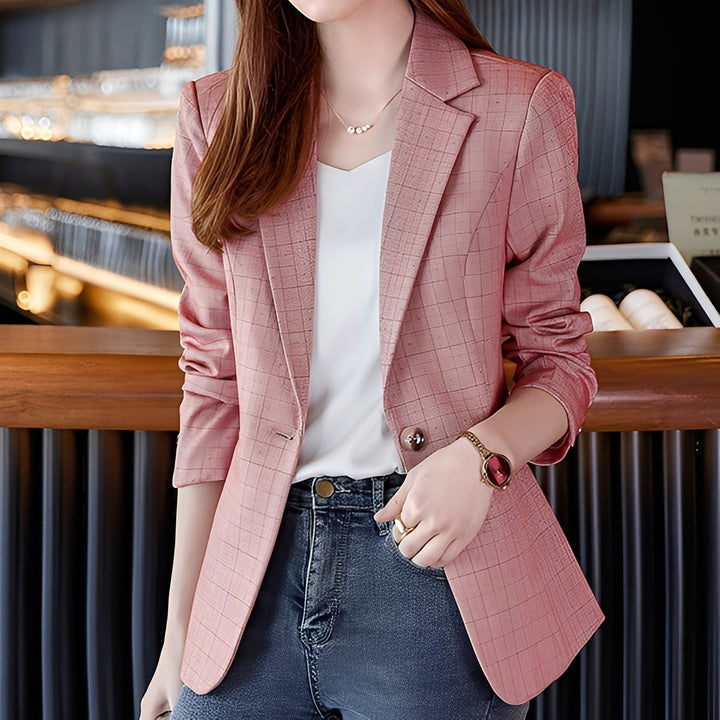Blazer xadrez feminino versátil, ideal para looks de escritório e casual chic. Um item essencial na moda feminina.