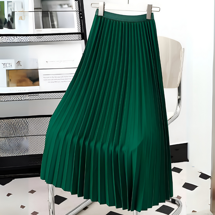 Mulher com saia midi plissada de cintura alta, criando um look confortável e elegante para o dia a dia.