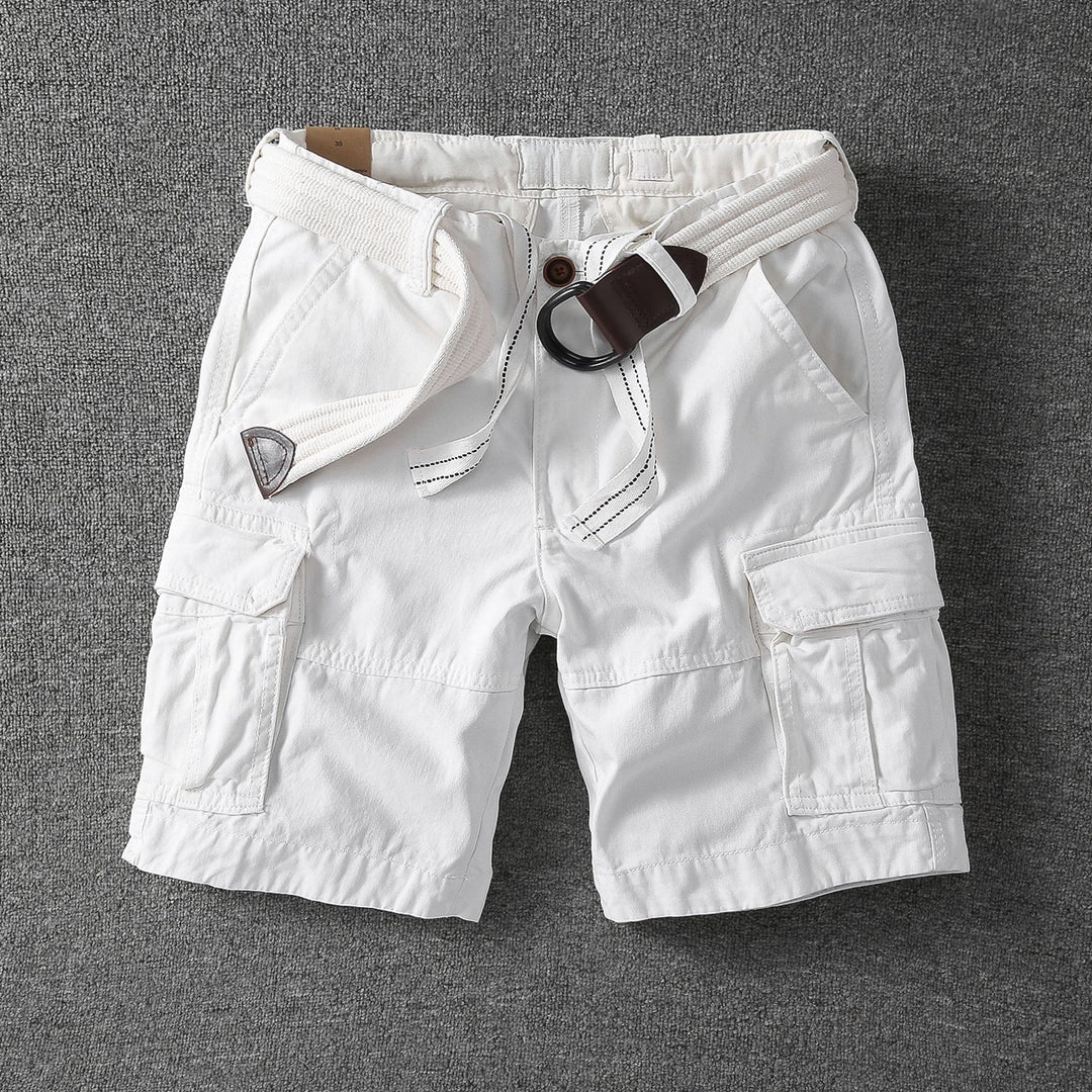 Shorts cargo masculino resistente, perfeito para aventuras de verão. Com bolsos espaçosos para praticidade no dia a dia.