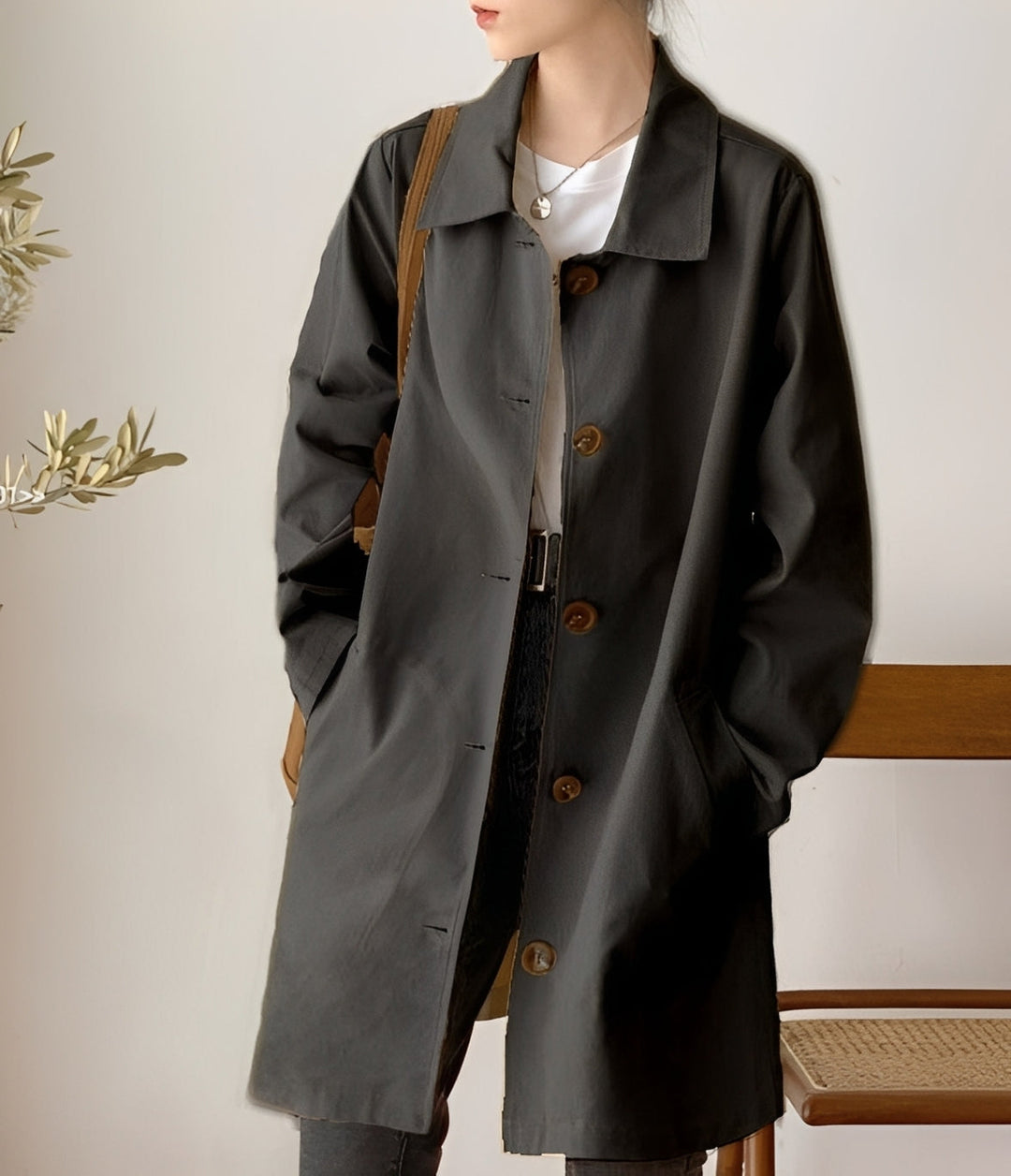 Elegante trench coat feminino casual de um botão. Casaco versátil de outwear para a moda de meia estação.