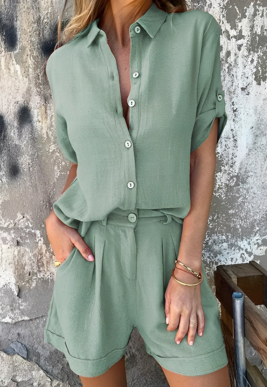 Coordenado feminino de blusa casual e shorts, perfeito para um look de verão estiloso e confortável.