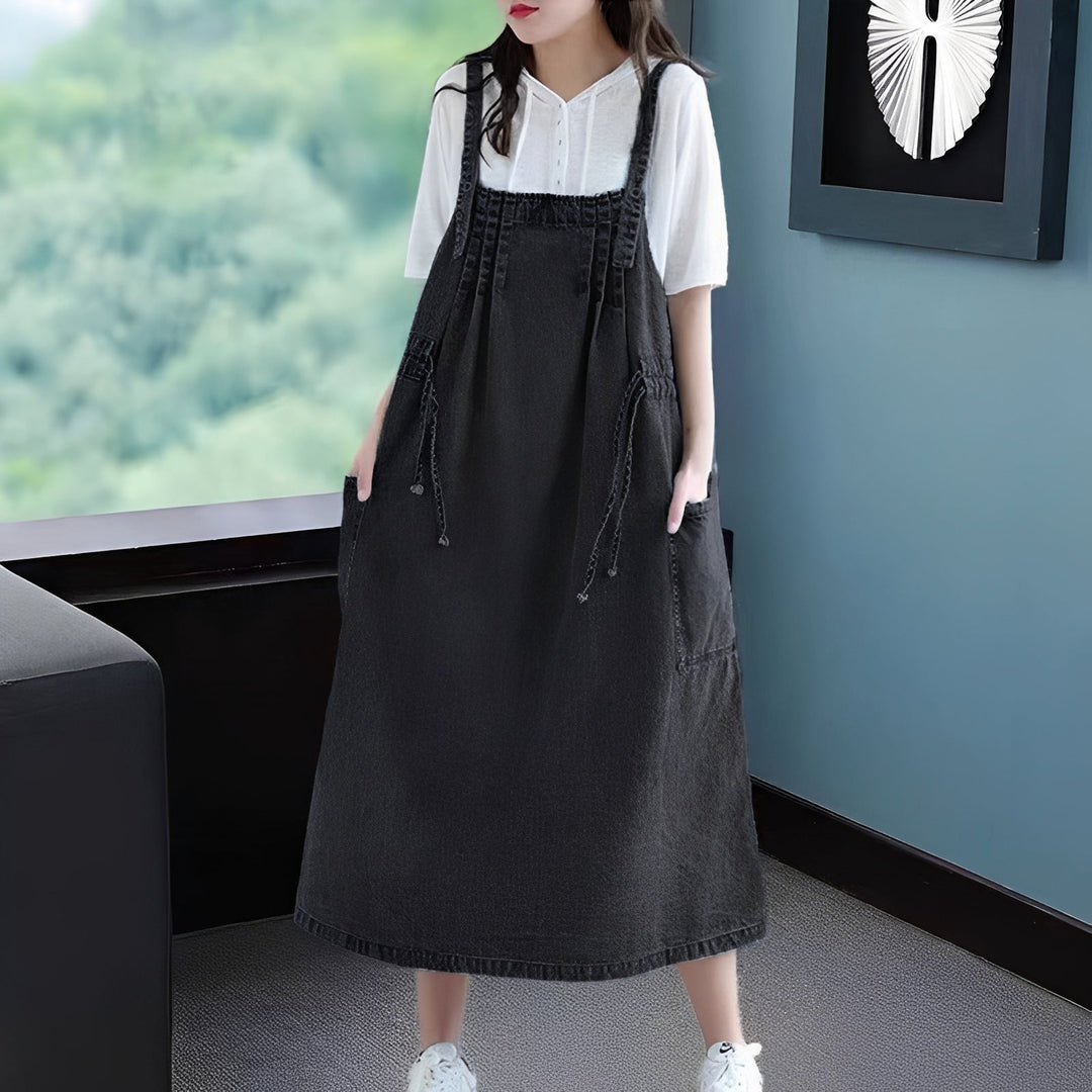 Vestido jeans feminino plus size elegante com bolsos frontais, estilo midi casual perfeito para o verão.