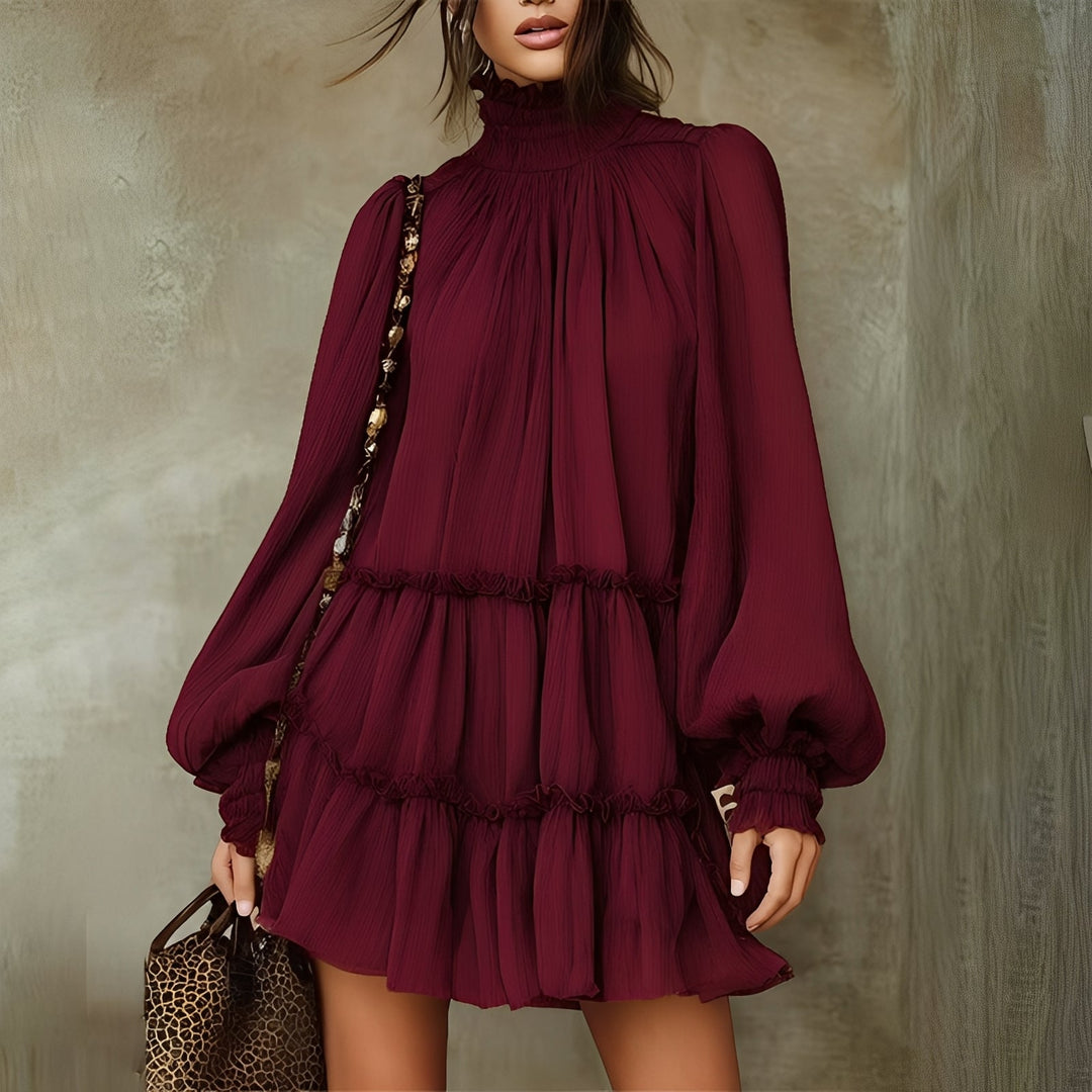 Vestido mini feminino com babados, ideal para moda verão. Roupa vibrante e chique para um look casual e elegante.