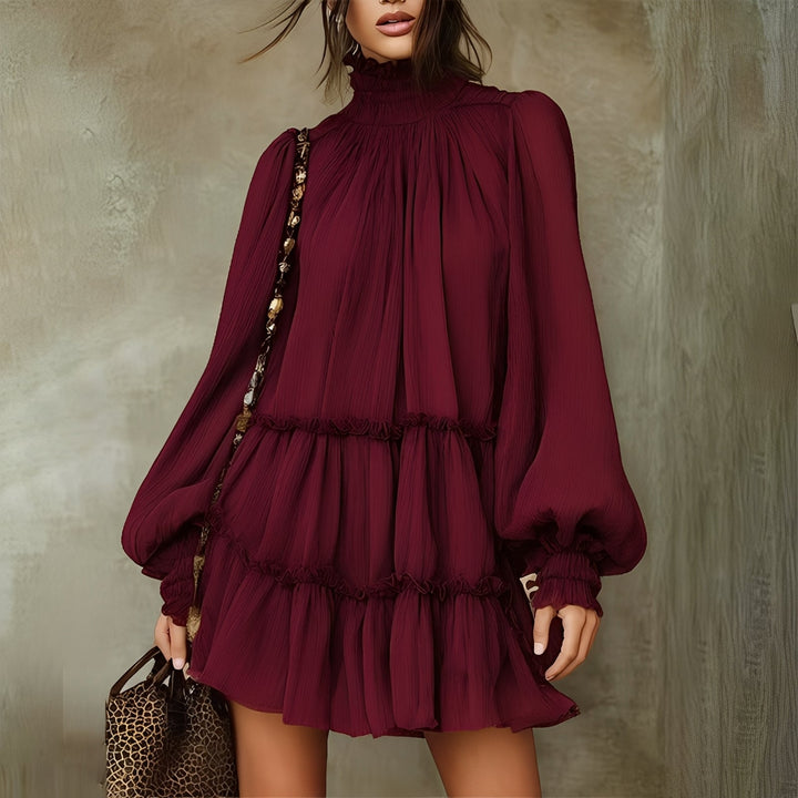Vestido mini feminino com babados, ideal para moda verão. Roupa vibrante e chique para um look casual e elegante.