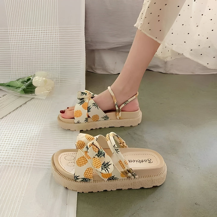 Sandálias femininas Sammy em destaque, com design moderno para o verão. Calçado casual para passeios com estilo.