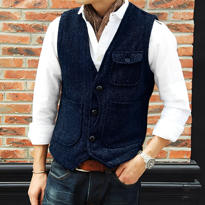 Homem vestindo colete masculino de tweed xadrez com bolsos, ideal para estilo casual inverno.