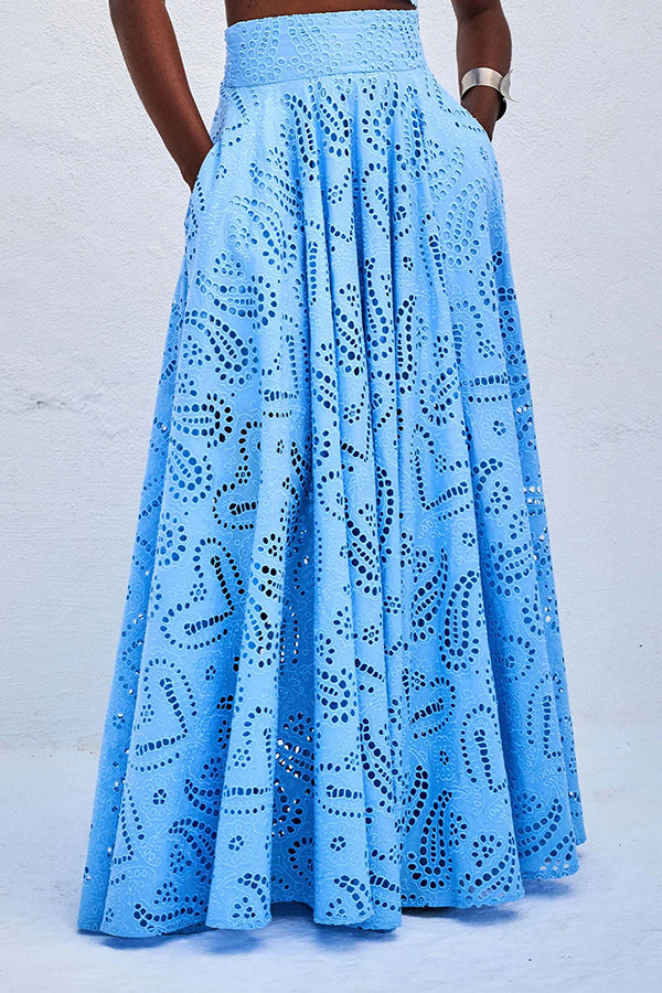 Look feminino de férias: saia midi com cintura alta e top cropped bordado delicado.