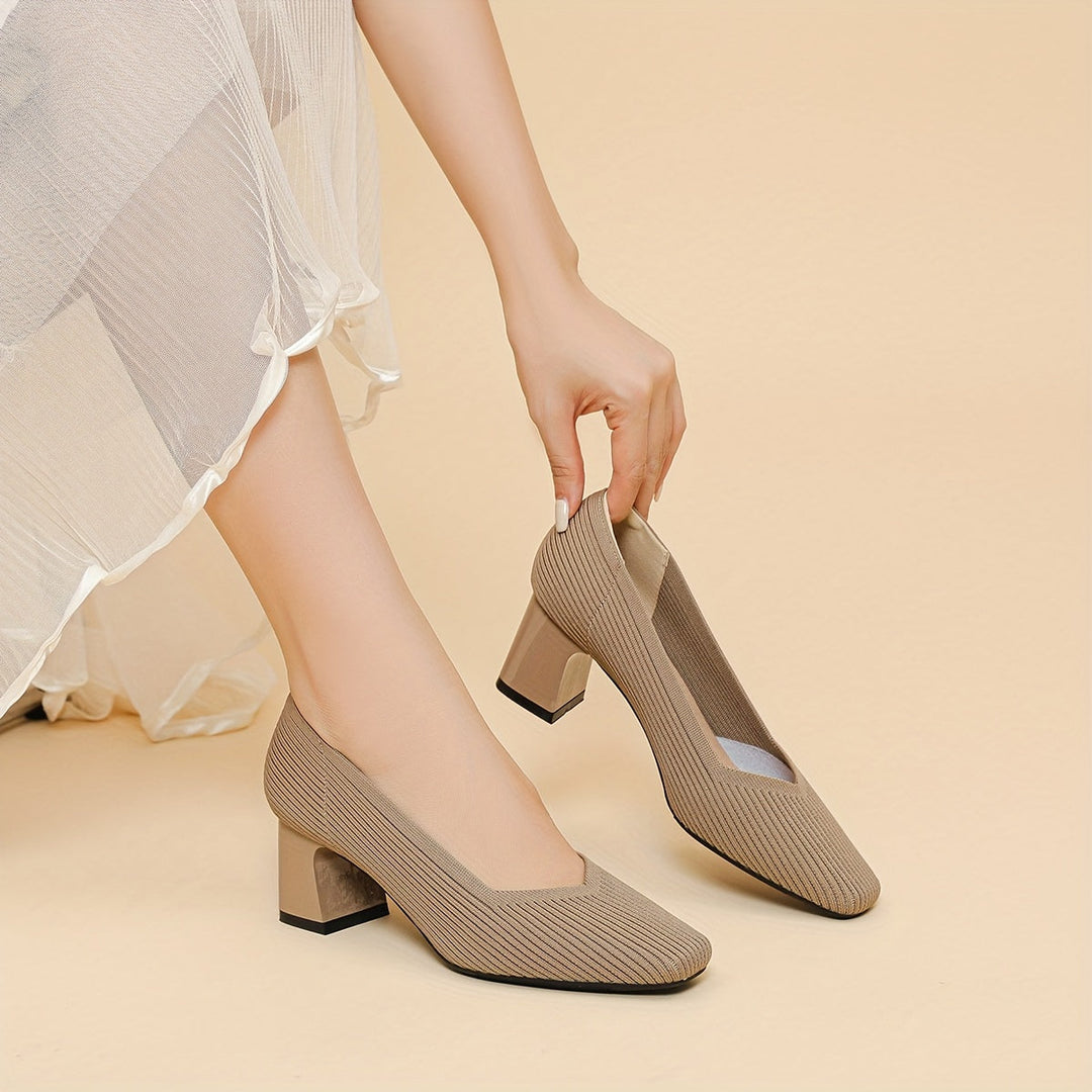 Elegância e conforto em sapatos femininos de salto bloco, ideais para qualquer ocasião.