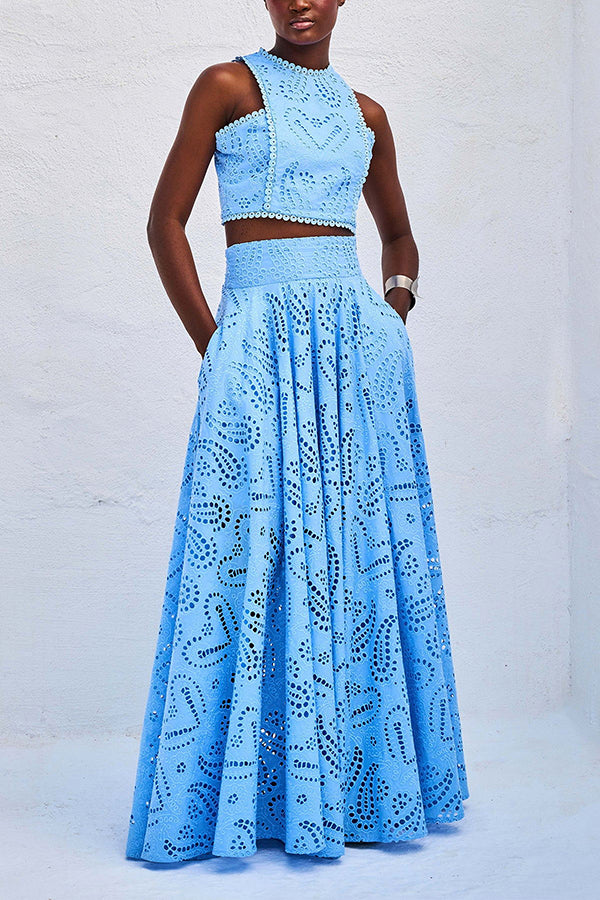 Conjunto feminino de verão: saia midi esvoaçante e top bordado, um toque moderno.