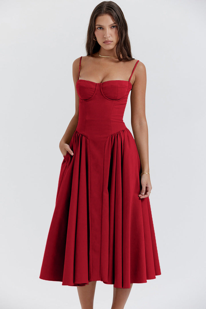 Mulher usando vestido midi retrô Kiki, com estampa vintage. Ideal para um look elegante de verão ou festa.