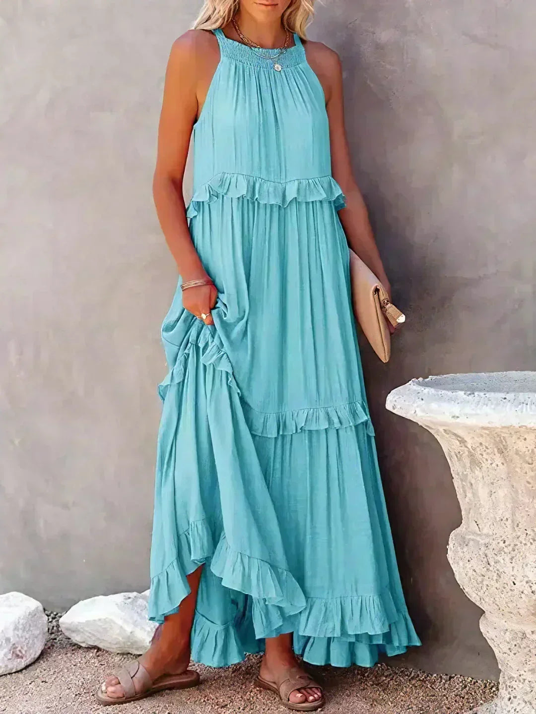 Vestido feminino longo com babados, alças finas. Conforto e estilo para o verão casual.