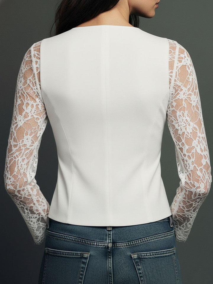 Blazer feminino marinho com renda, perfeito para moda executiva.