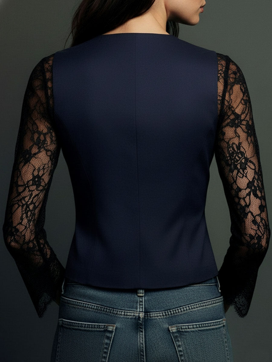 Blazer feminino preto versátil com renda, peça essencial para moda noturna.