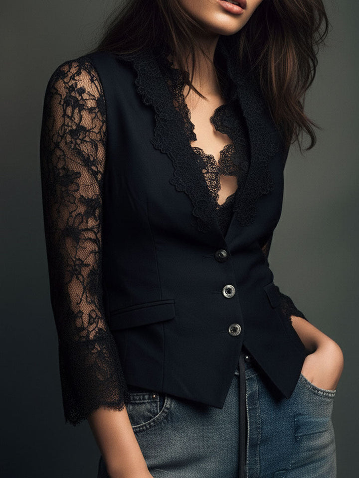Blazer feminino preto com renda, modelo versátil para ocasiões formais.