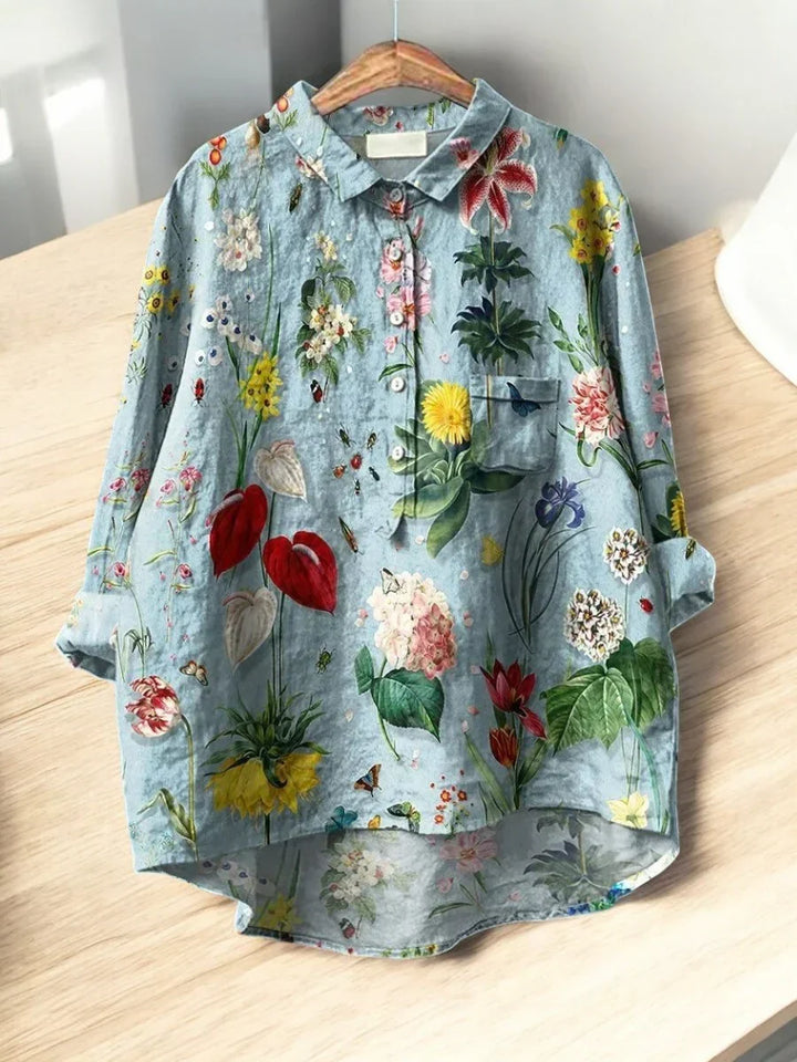 Blusa floral feminina Ilse, versátil e confortável, com estampa florida perfeita para um estilo casual de verão.