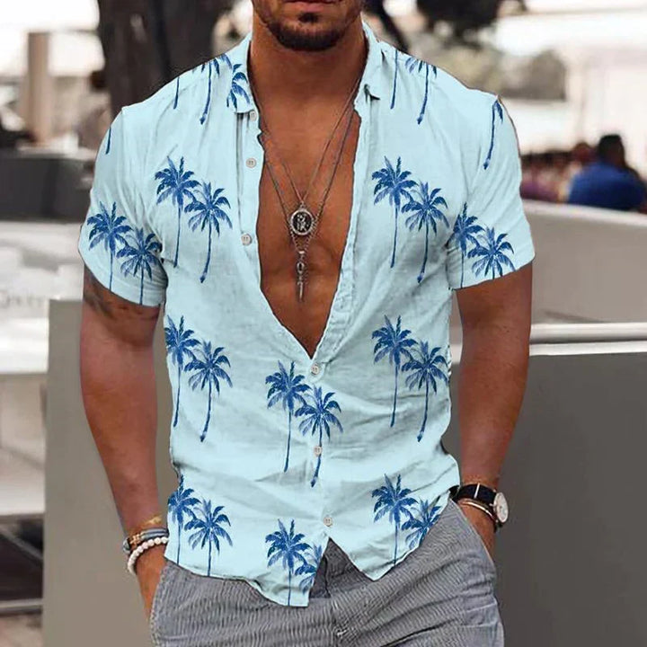 Detalhe da estampa Brisa da Palmeira em camisa masculina, leve, manga curta, perfeita para o verão.