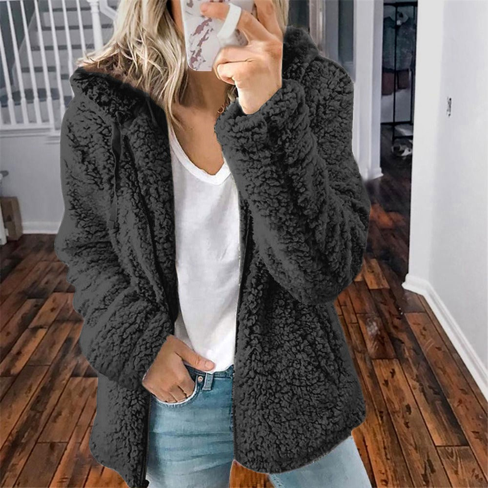Jaqueta feminina moderna de inverno com capuz. Confortável e estilosa, ideal para a moda feminina atual.