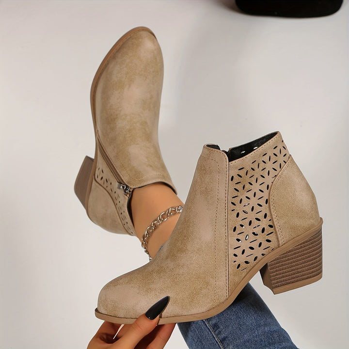 Botas femininas de cano curto, ideal para caminhadas com conforto e segurança da sola antiderrapante. Estilo.