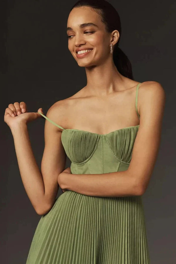 Vestido midi plissado feminino de luxo, perfeito para eventos sociais elegantes. Moda primavera-verão.