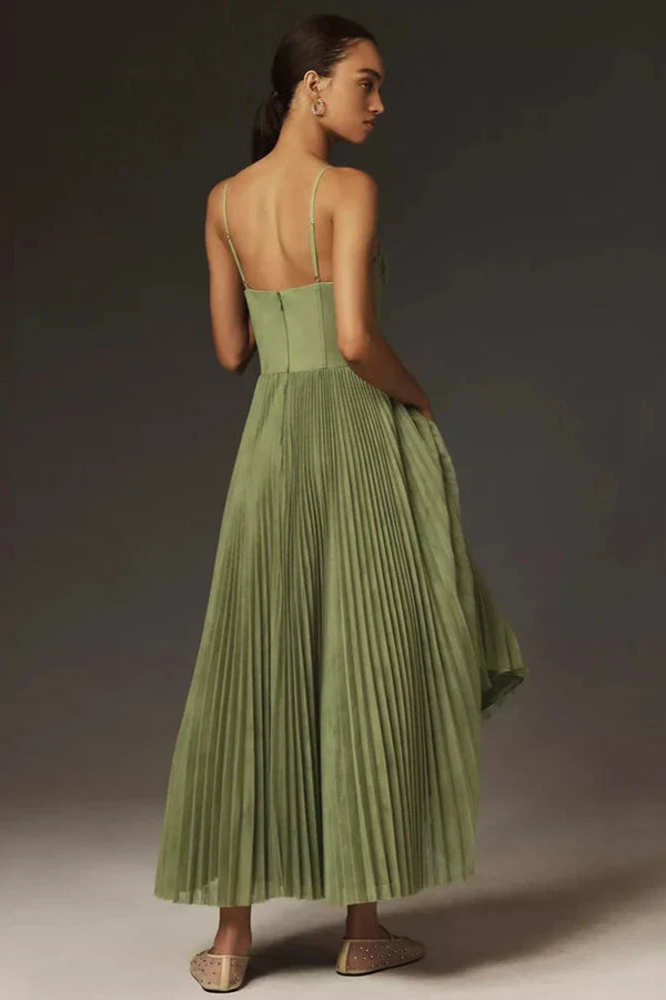 Vista-se com o vestido plissado midi feminino verde para cerimônias. Estilo elegante e moderno para o verão.