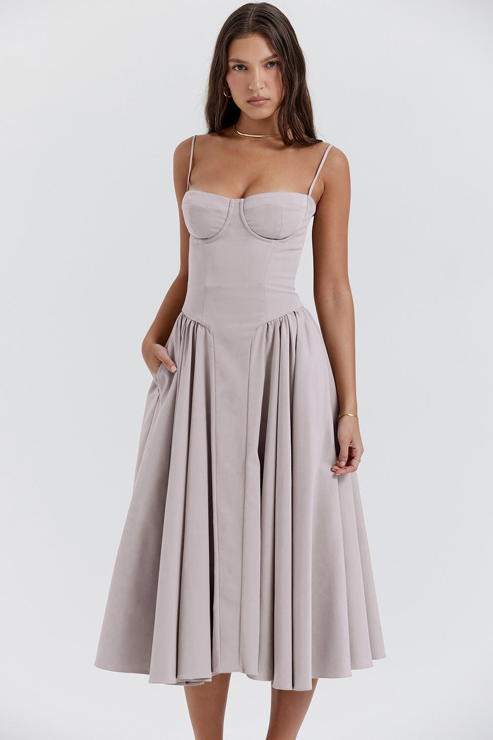Vestido retrô Kiki midi para mulher, com charme vintage. Ideal para ocasiões de verão, festas e estilo casual chic.