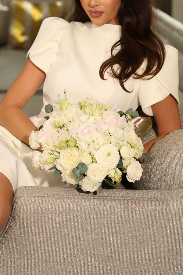Lindo vestido branco feminino com costas abertas, laço delicado e corte curto, ideal para ocasiões especiais.