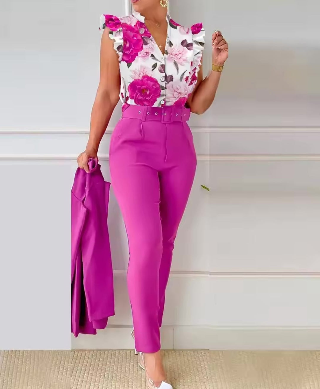 Conjunto social feminino versátil com casaco, calça e camisa, ideal para estilo formal e eventos.
