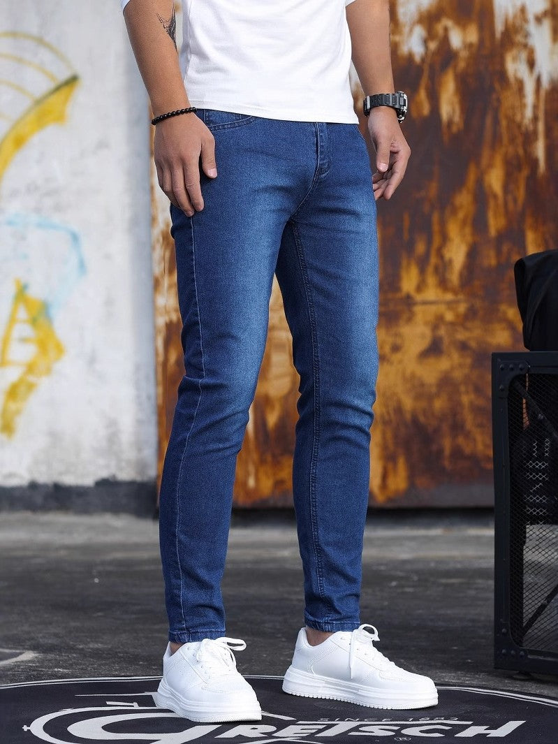 Jeans skinny masculino azul claro, perfeito para estilo casual. Calça confortável e versátil, moda primavera/outono.