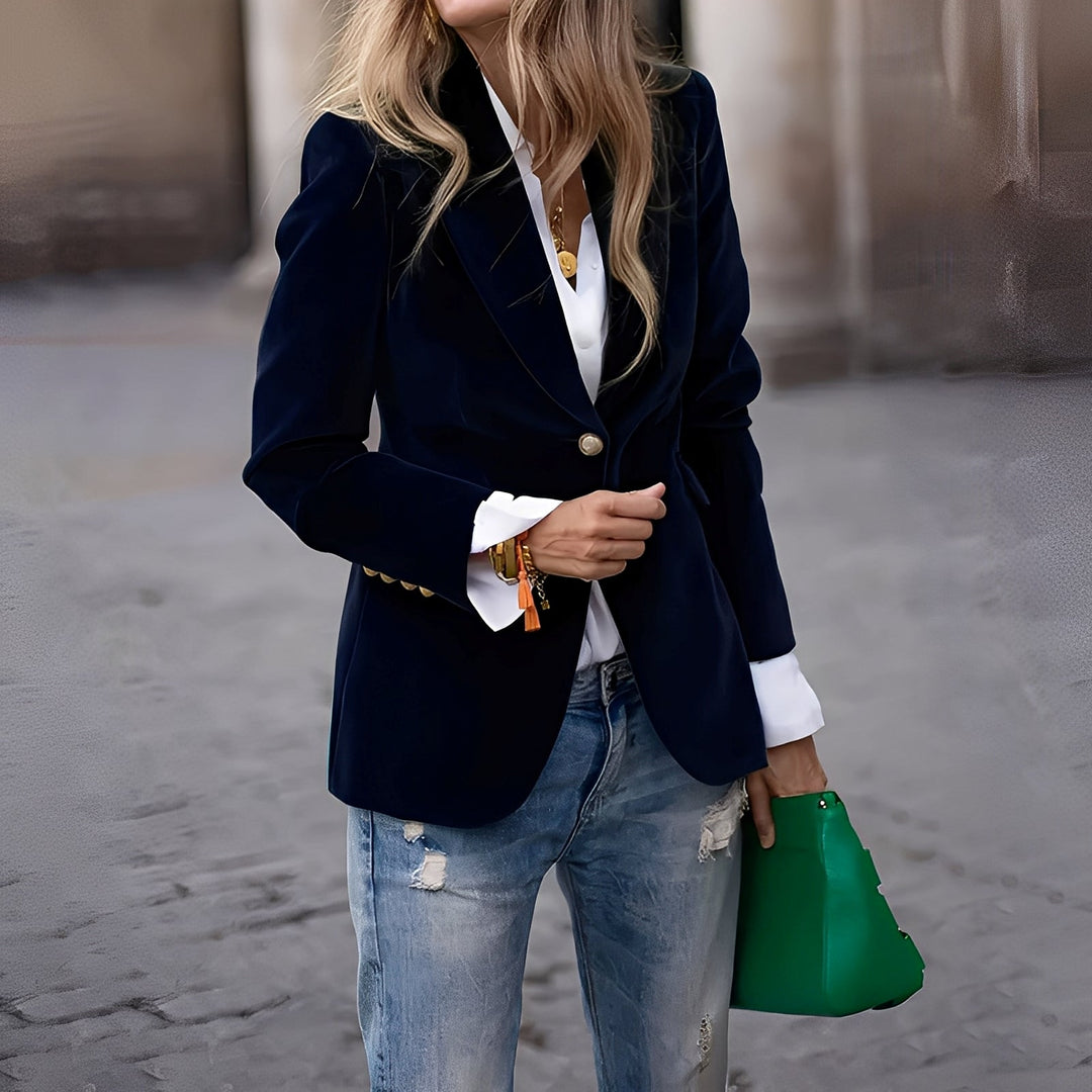 Blazer feminino elegante justo, em alfaiataria, para looks de escritório ou casual chique. Moda outono inverno.