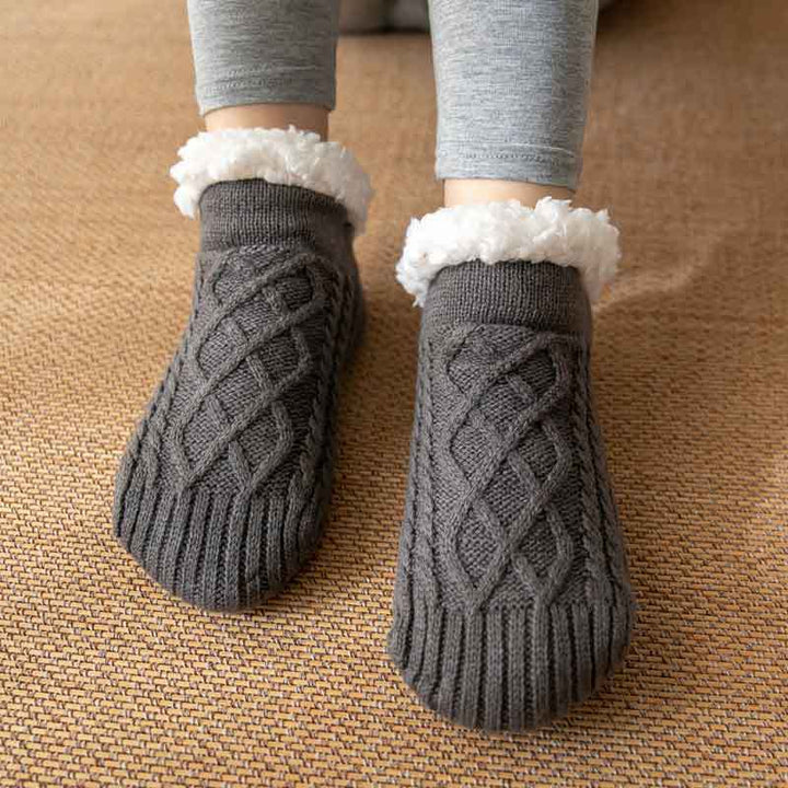 Meias femininas com solado antiderrapante. Essenciais para o dia a dia no inverno, oferecendo calor e segurança em casa.