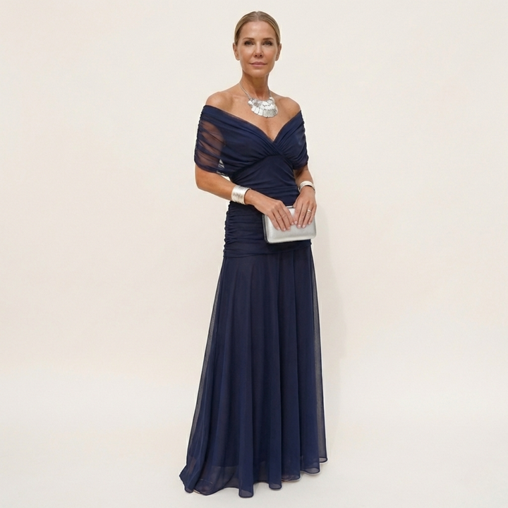 Vestido de festa longo feminino elegante, com decote V, cintura marcada, silhueta fluida, moda atual.