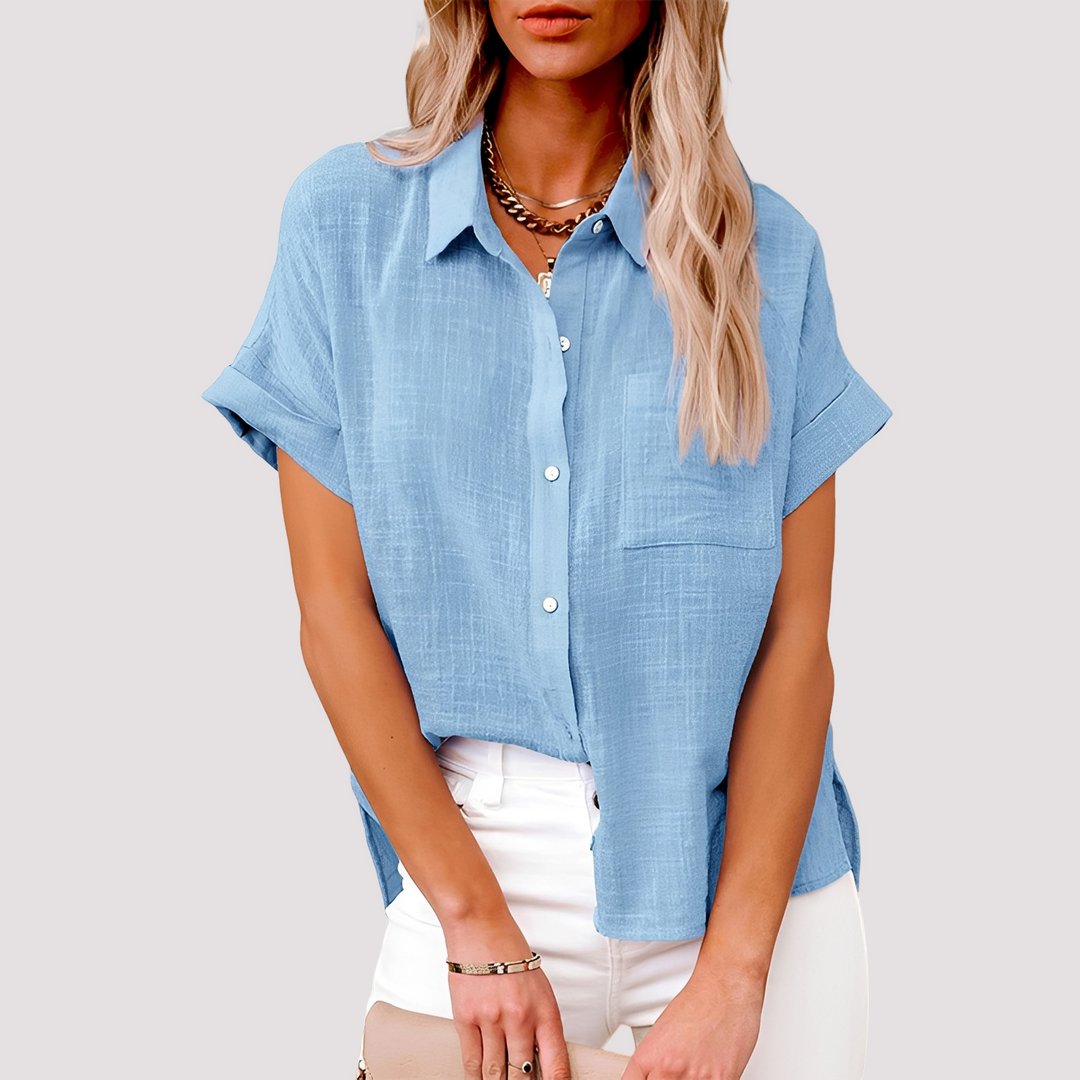 Modelo de blusa feminina folgada com bolso, perfeita para um look casual de verão.