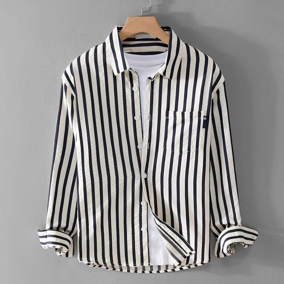Camisa masculina listrada caqui de manga comprida. Estilo casual chic, perfeita para moda masculina dia a dia e eventos elegantes.