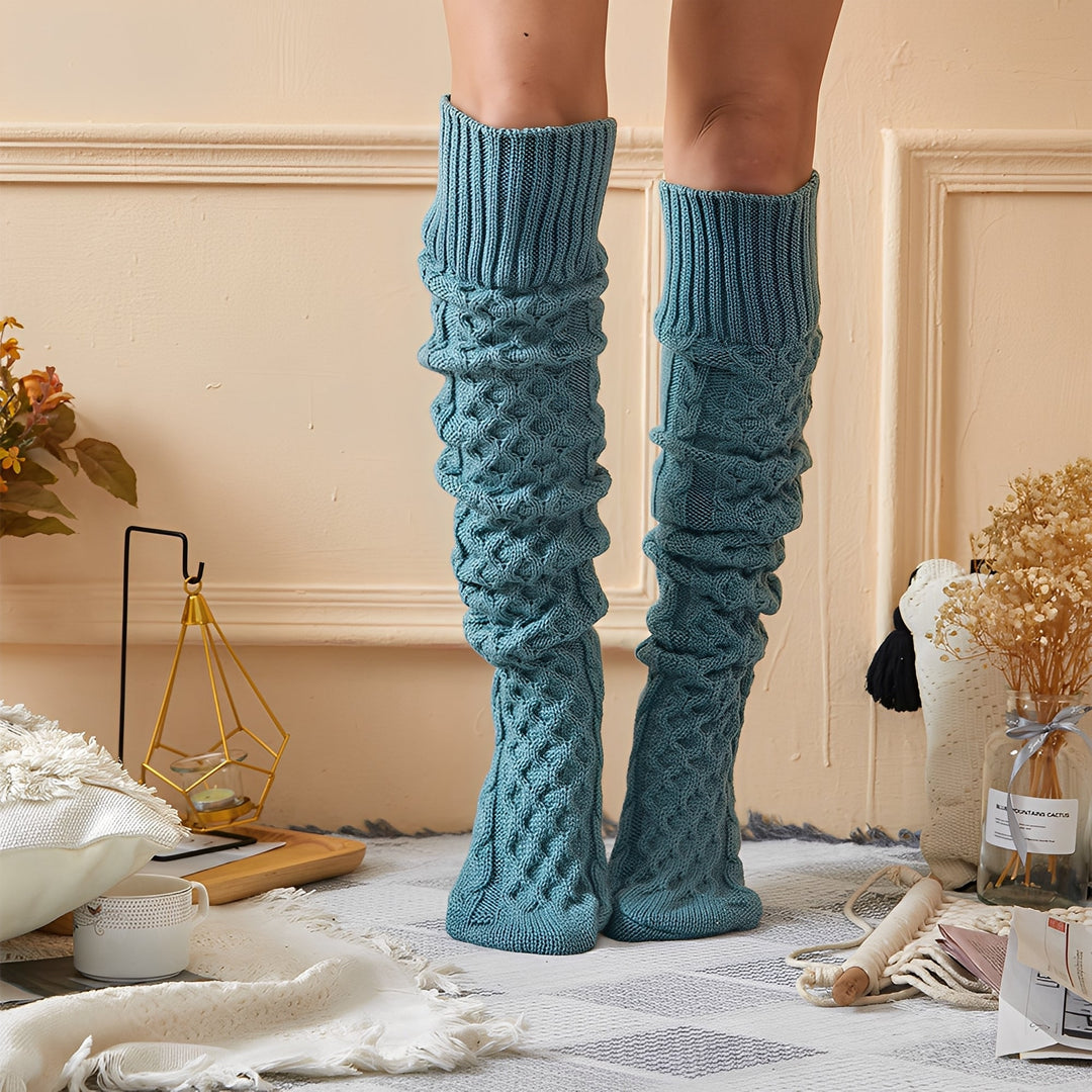 Meias pretas femininas longas, quentes e elegantes. Perfeitas para o inverno, combinam estilo e moda com aconchego.