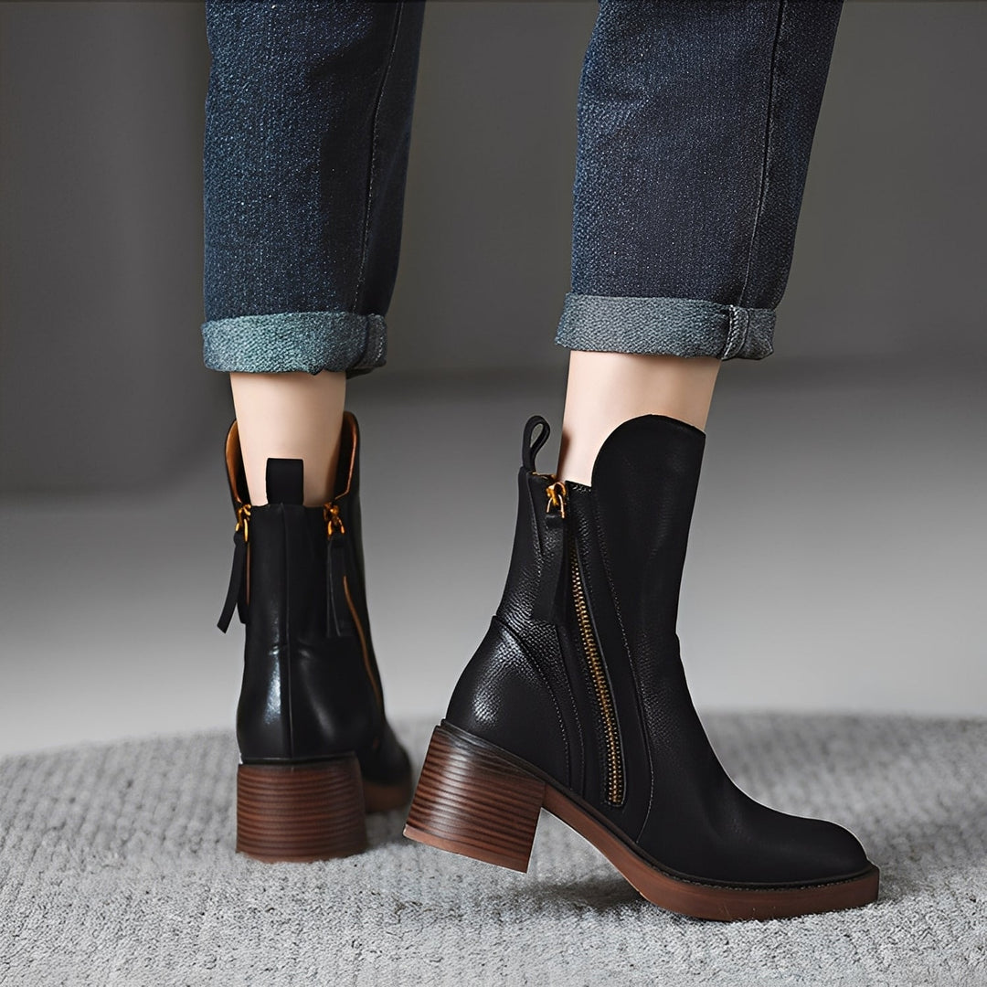 Elegantes botas femininas marrons de tornozelo, calçado clássico ideal para moda inverno e conforto.