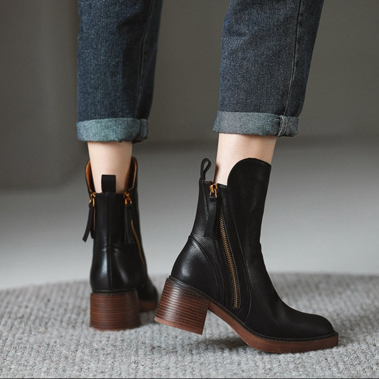 Bota feminina Rosie com design elegante e fecho prático. Perfeita para outono e inverno, oferece estilo e conforto diário.