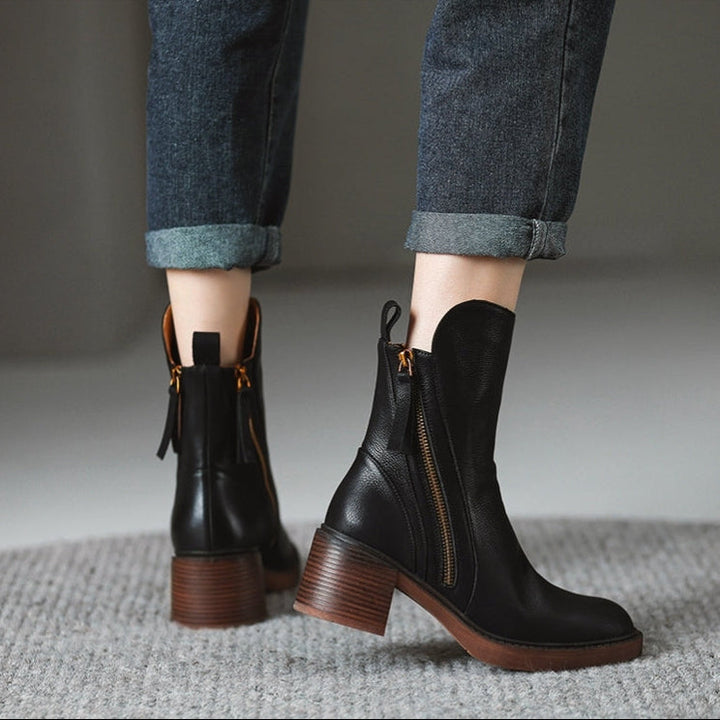 Bota feminina Rosie com design elegante e fecho prático. Perfeita para outono e inverno, oferece estilo e conforto diário.