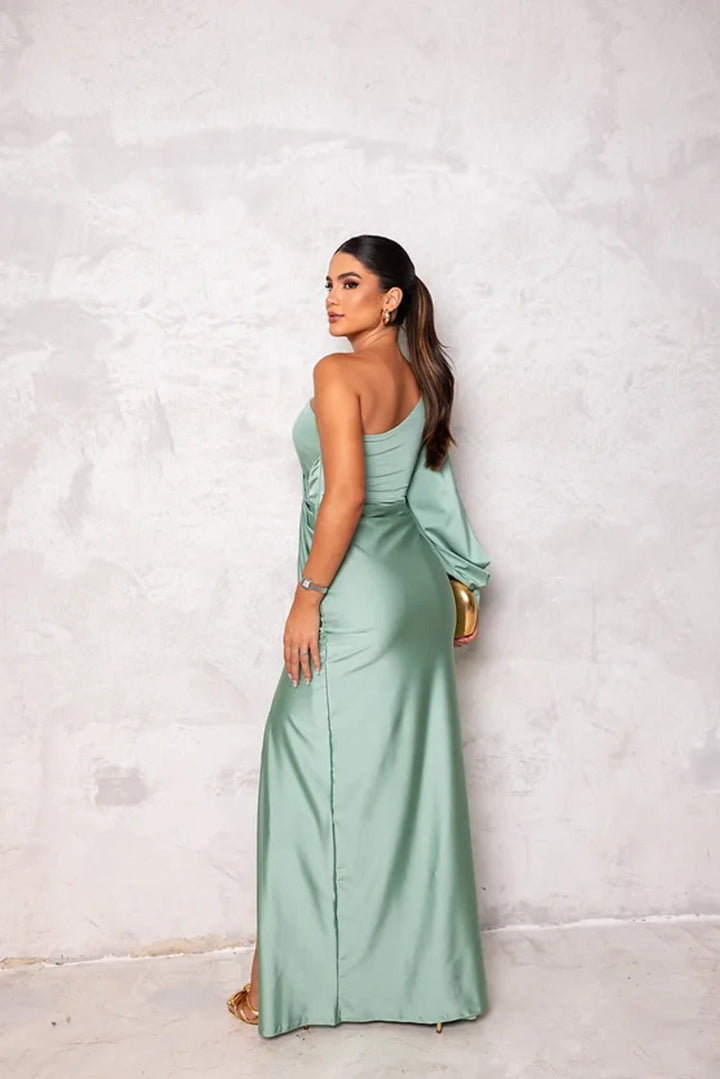 Vestido feminino casual chique, um ombro só. Fenda lateral moderna, ideal para o verão e moda.