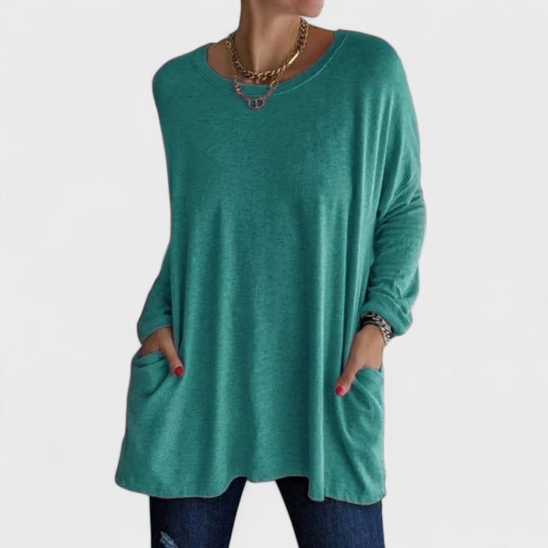 Blusão feminino Moira com manga longa relaxada, peça chave para moda e conforto.