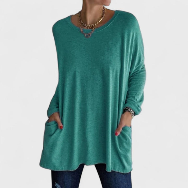 Blusão feminino Moira com manga longa relaxada, peça chave para moda e conforto.