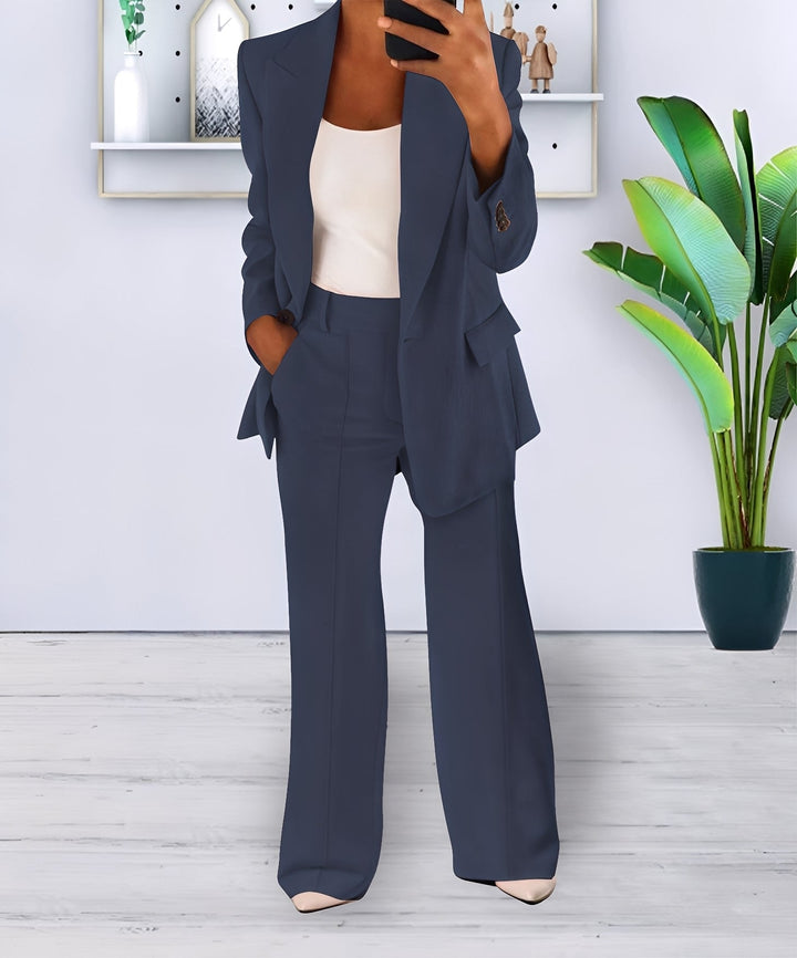 Conjunto feminino formal Cortney, vestuário elegante e versátil. Calça e blusa perfeitas para ocasiões especiais.