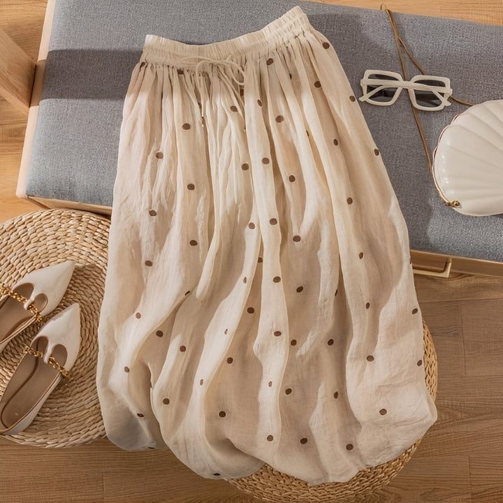 Saia feminina de verão com bolinhas, um clássico elegante. Design casual e confortável, perfeito para looks chic e retrô.