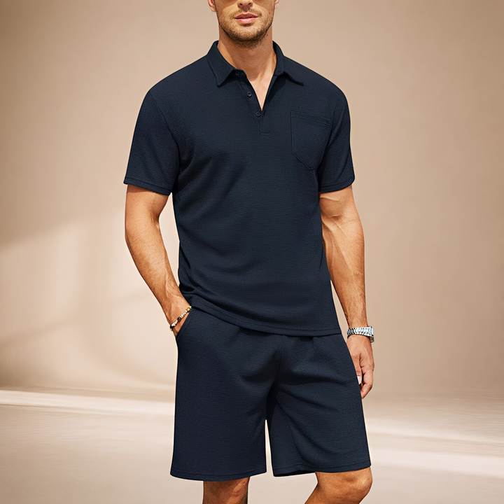 Detalhe da textura waffle em conjunto masculino casual, proporcionando um look de verão estiloso e confortável.