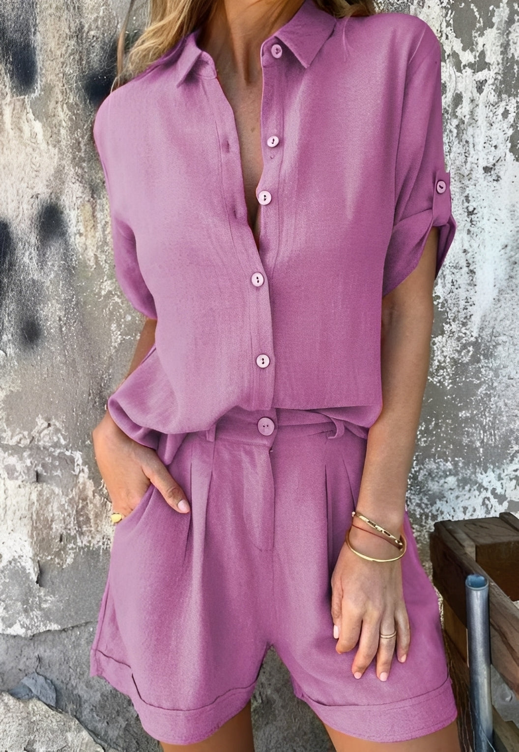 Look de verão feminino casual com blusa e shorts. Ideal para passeios de verão e momentos relaxantes.