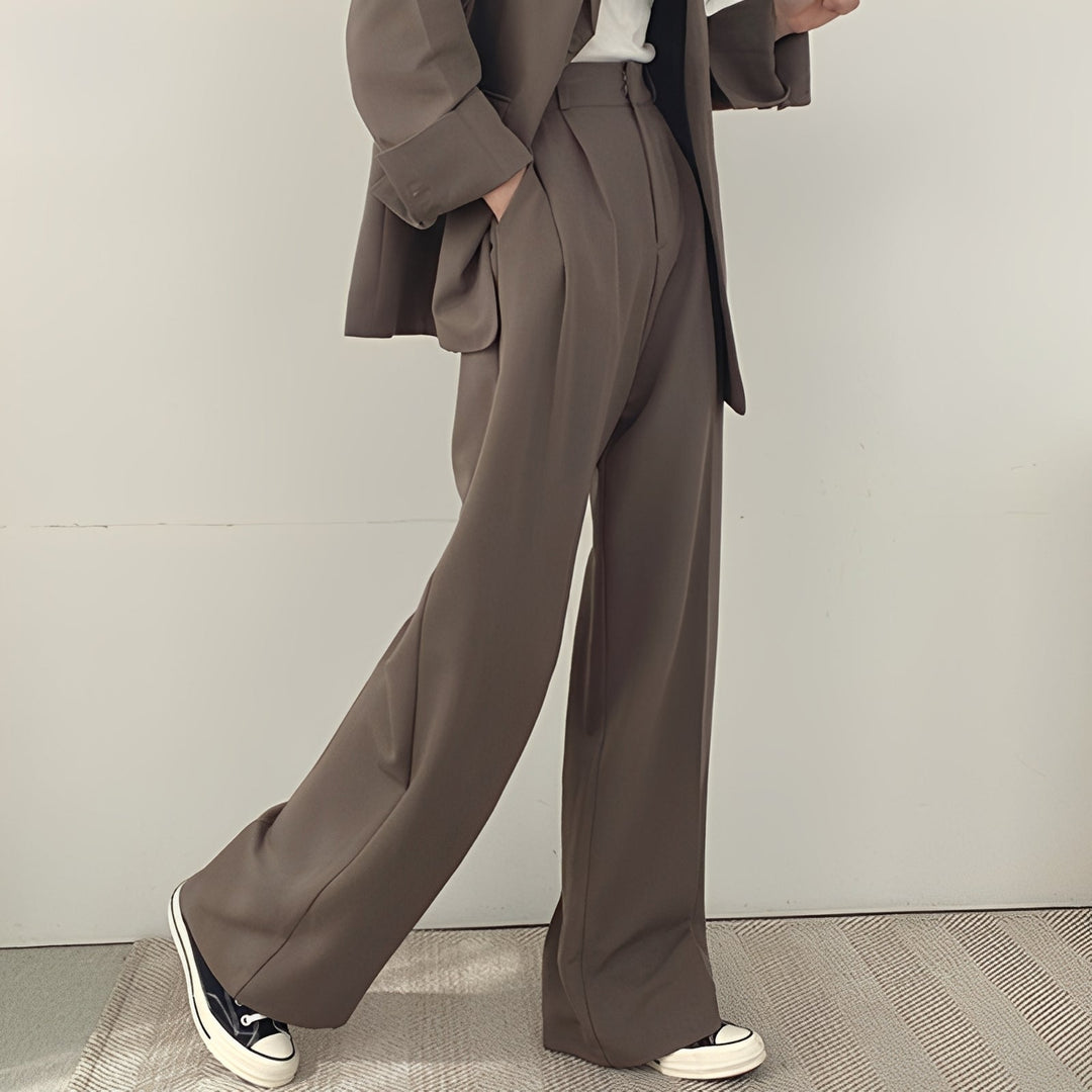 Conjunto feminino elegante Betty com blazer e calça social para estilo e conforto em todas as ocasiões.