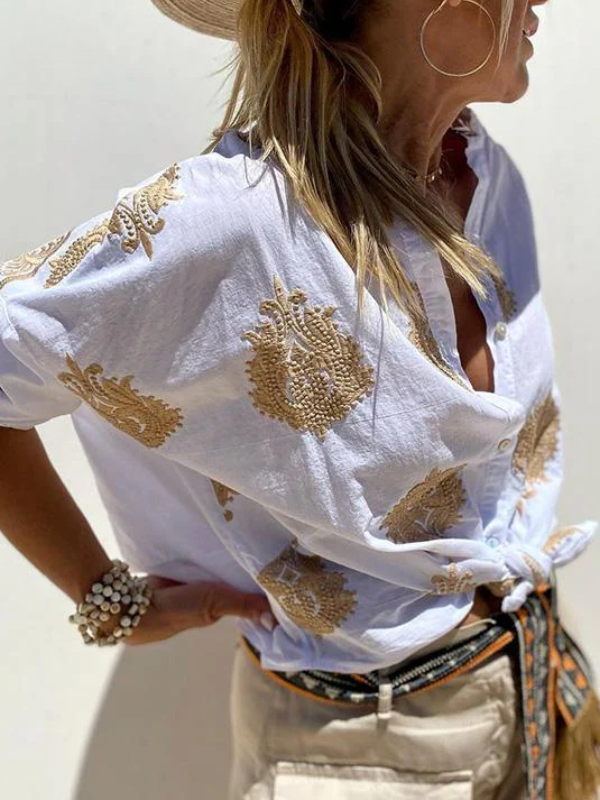 Blusa casual chique com bordados delicados e botões frontais, perfeita para a mulher moderna.