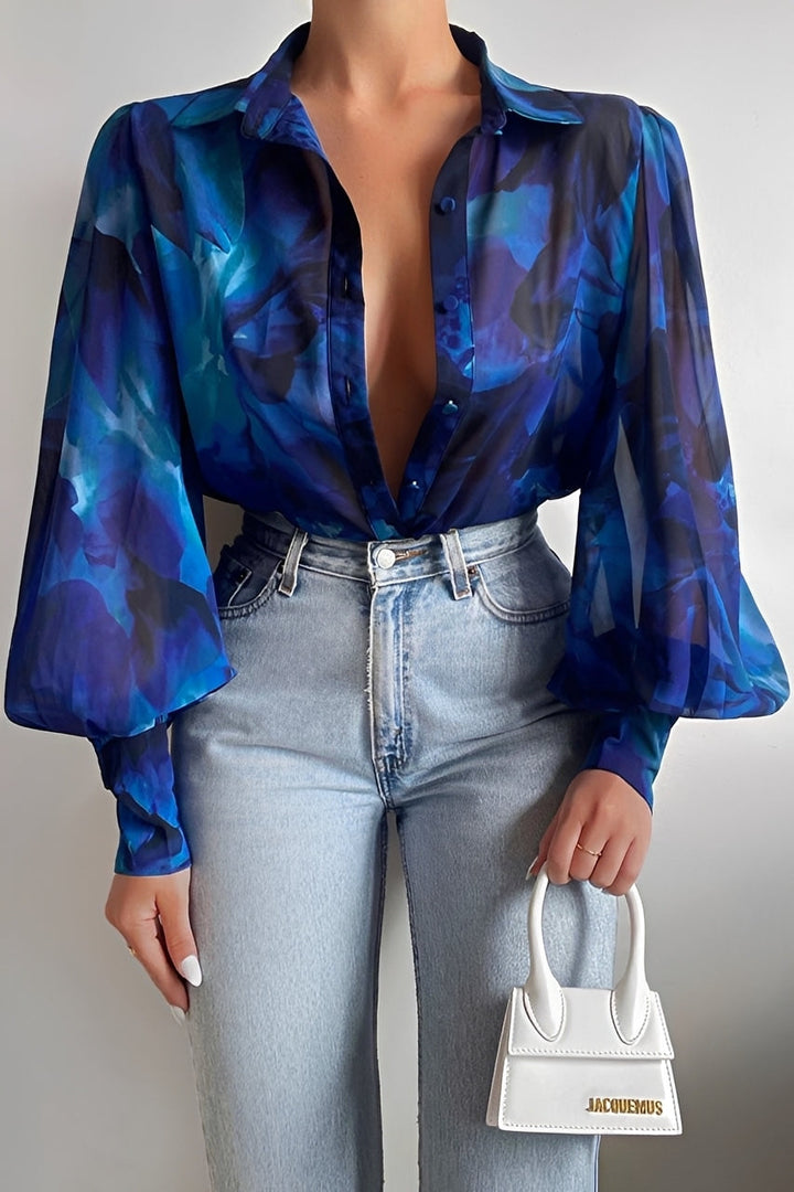 Detalhe das mangas bufantes da blusa feminina, super tendência em moda. Estilo e toque elegante.