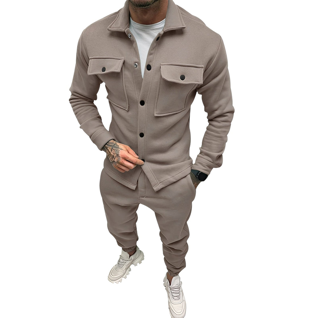 Conjunto masculino slim-fit moderno, calça e jaqueta, ideal para um visual elegante e casual.