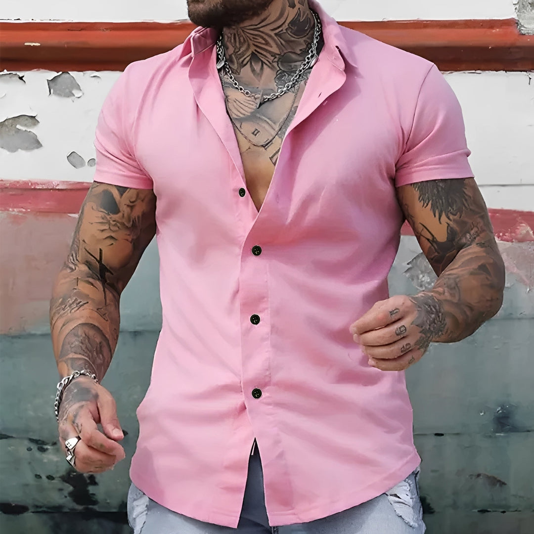 Roupa masculina: camisa casual de verão com corte slim e manga curta. Ideal para dias quentes e moda atual.